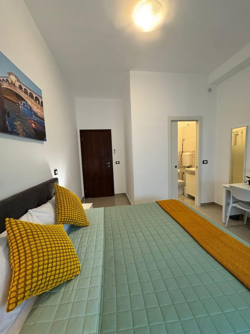 Bed, Living room, Photo of the whole room, Bedroom