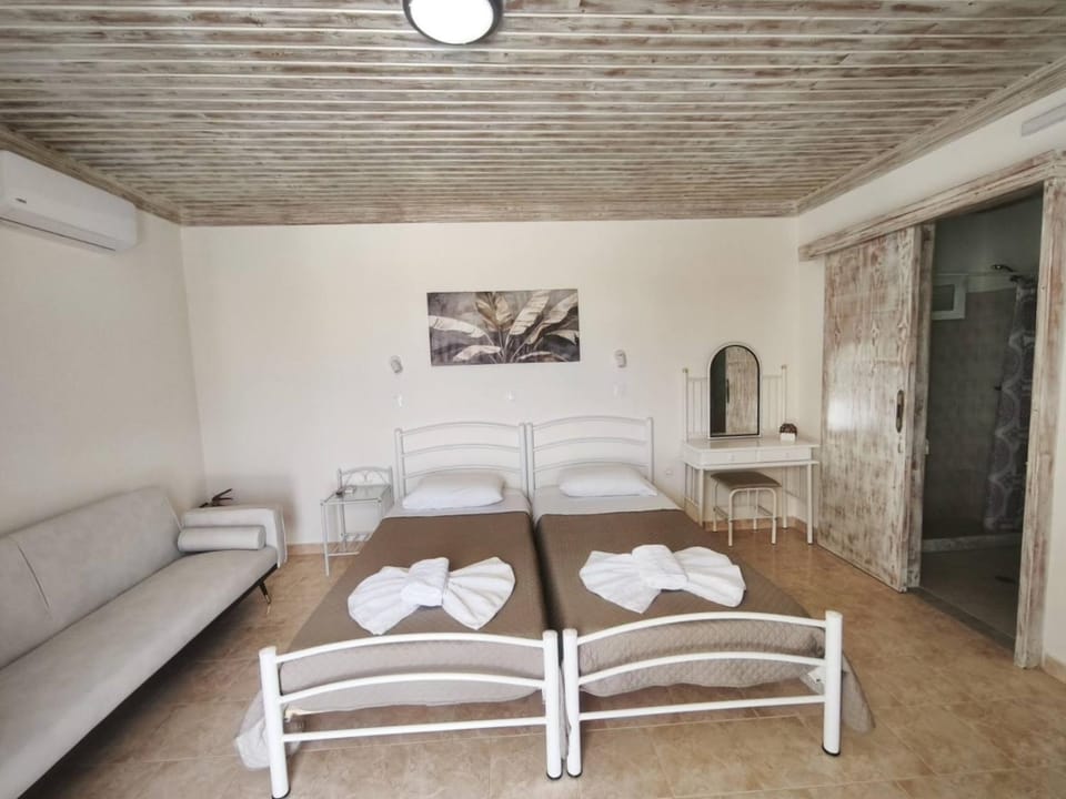 Toilet, Bed, Photo of the whole room, furniture, heating, internet, towels, air conditioner