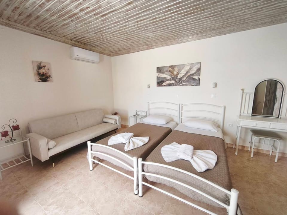 Bed, Photo of the whole room, furniture, heating, internet, towels, air conditioner