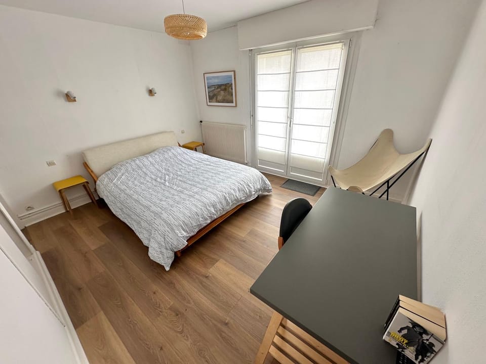 Bed, Photo of the whole room, Seating area, Bedroom