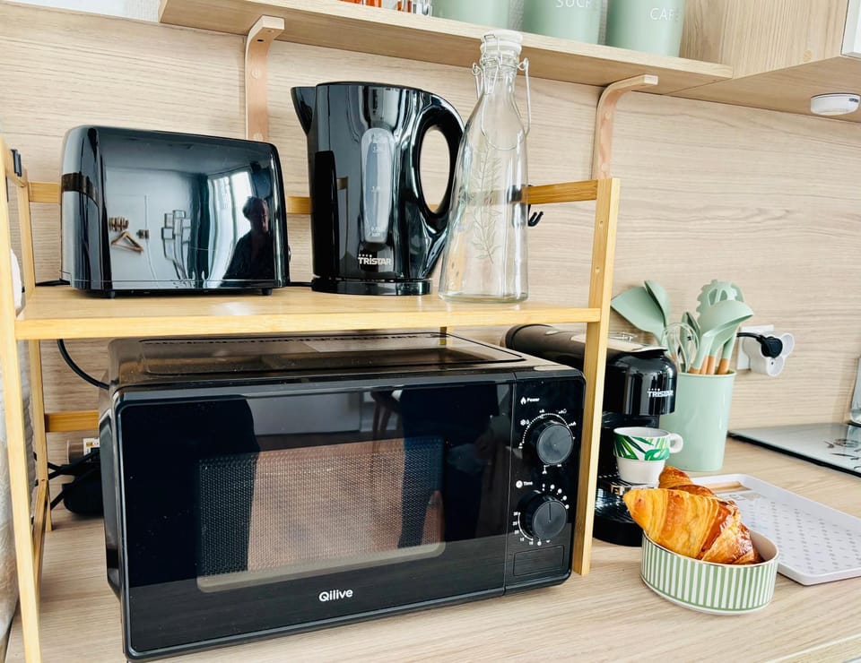 Coffee/tea facilities, Kitchen or kitchenette, stove, toaster