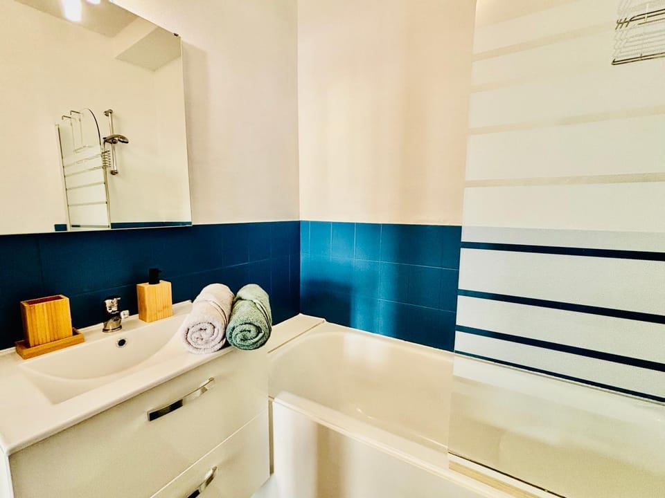 Bathroom, Bath, towels