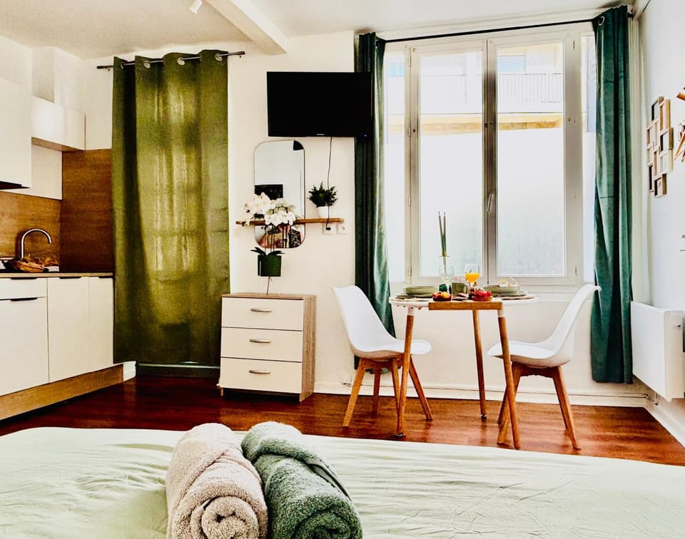 Bed, TV and multimedia, Kitchen or kitchenette, Photo of the whole room, Seating area, Dining area, Bedroom, stove