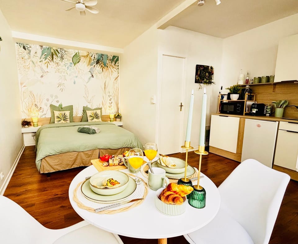 Bed, Dining area, Bedroom