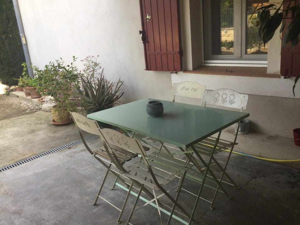 Patio, Day, Dining area
