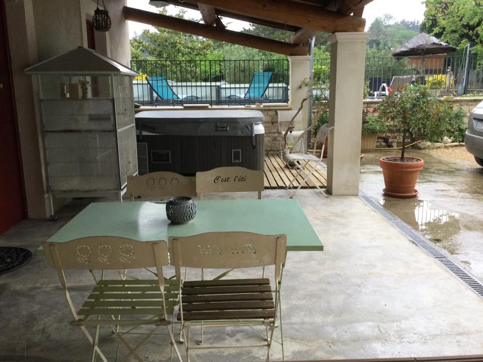 Patio, Day, Balcony/Terrace, Dining area