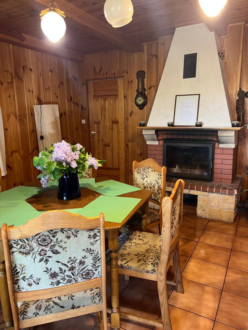 Living room, Seating area, Dining area, fireplace