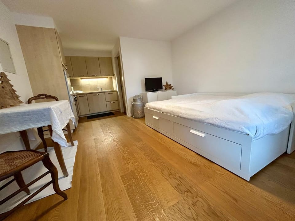Bed, TV and multimedia, Kitchen or kitchenette, Bedroom