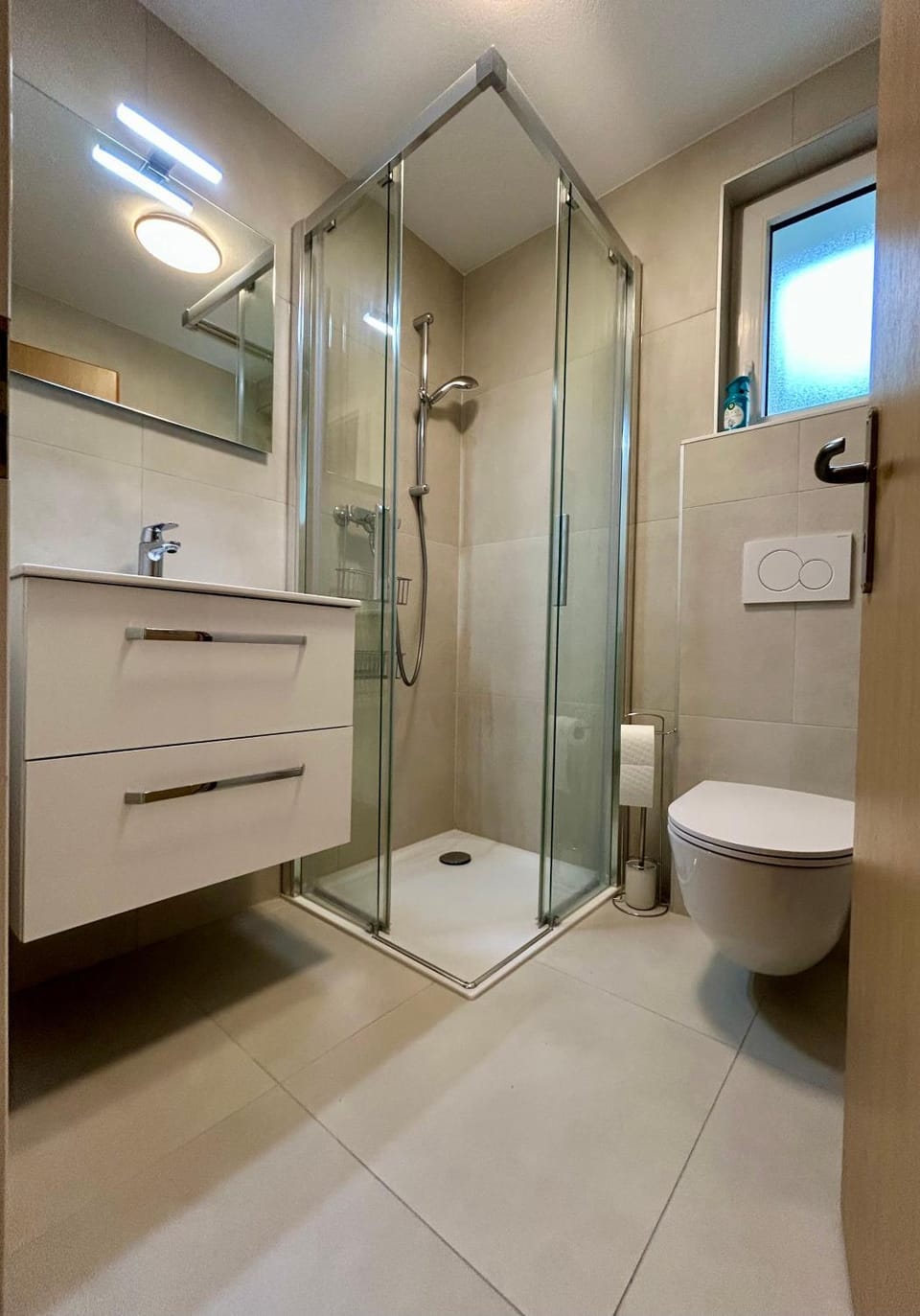 Shower, Toilet
