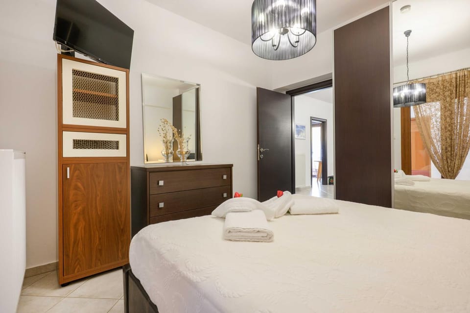 Bed, TV and multimedia, Photo of the whole room, Bedroom