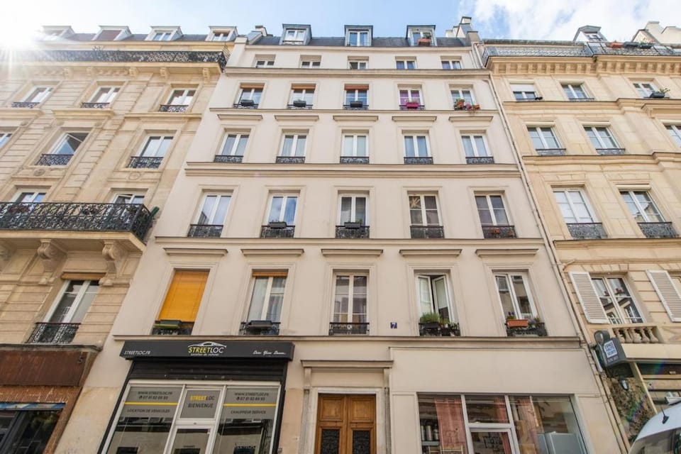 Geranimus Republic Square Apartment in Paris