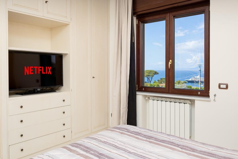 Bed, TV and multimedia, Bedroom, Sea view, wardrobe