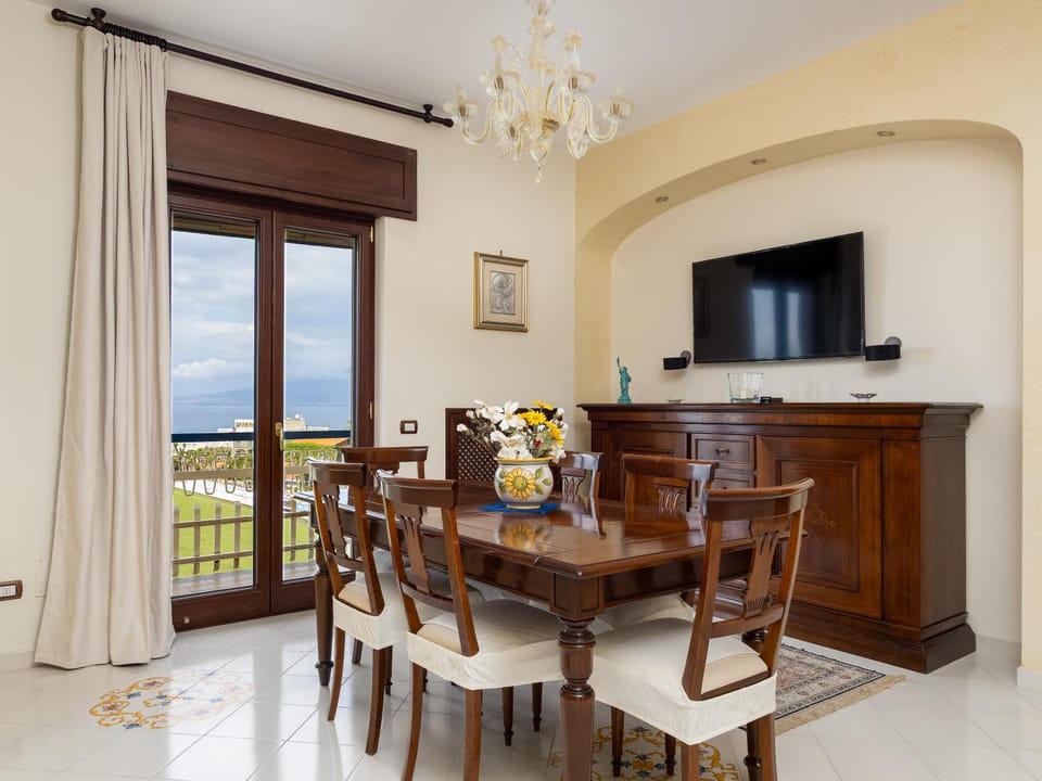 TV and multimedia, Dining area, Sea view, furniture