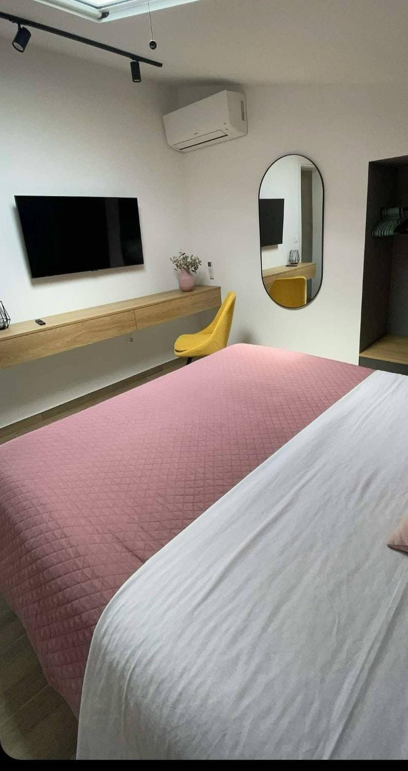 Bed, TV and multimedia, Bedroom