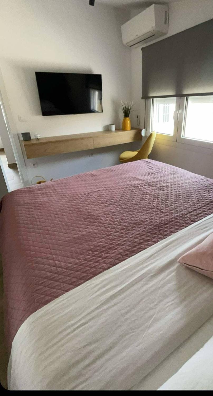 Bed, TV and multimedia, Bedroom, air conditioner