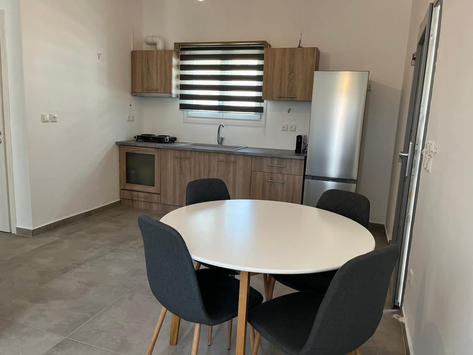 Kitchen or kitchenette, Dining area, stove