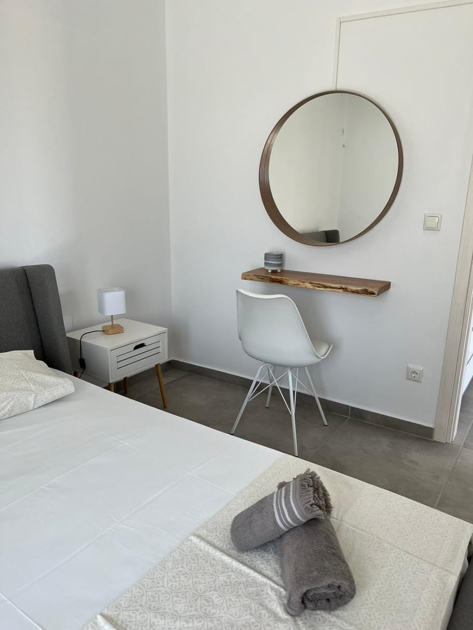 Photo of the whole room, Bedroom, towels