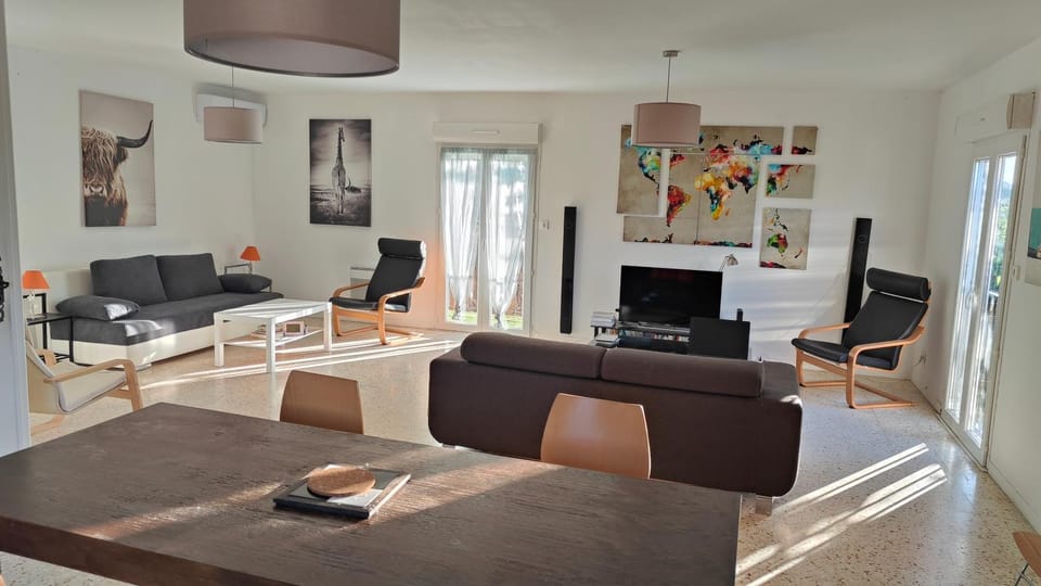 Communal lounge/ TV room