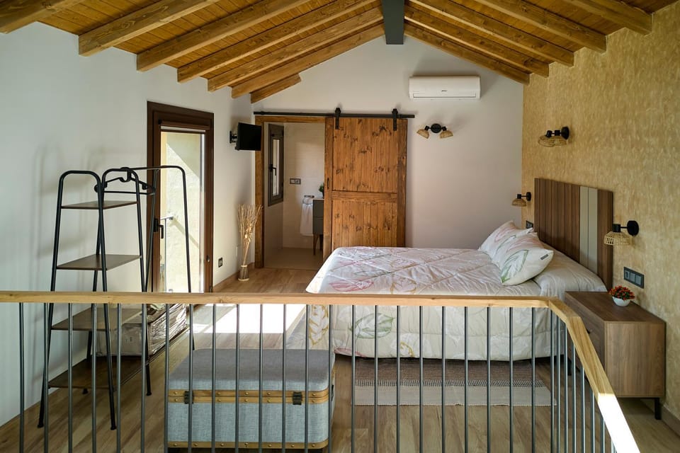 Photo of the whole room, Bedroom