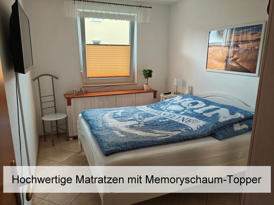 Bed, TV and multimedia, Bedroom