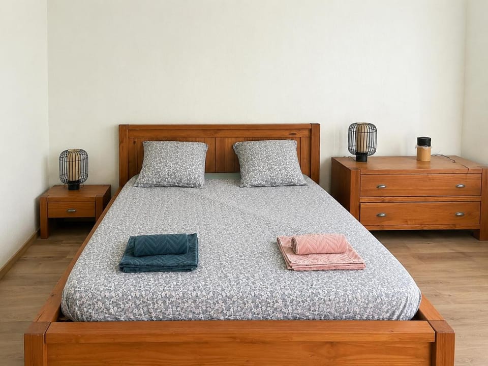 Bed, Bedroom, storage, towels
