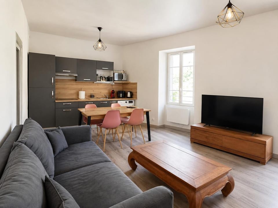TV and multimedia, Living room, Seating area, Dining area