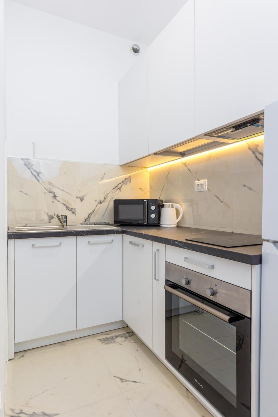Coffee/tea facilities, Kitchen or kitchenette, dishwasher, oven, stove