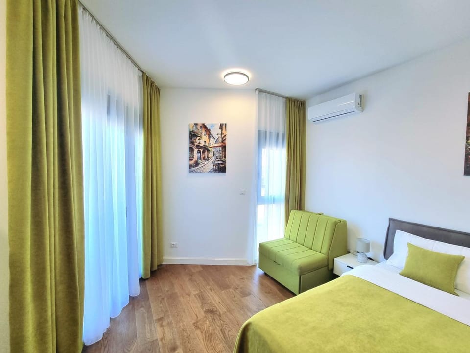 Bed, Photo of the whole room, Bedroom, air conditioner