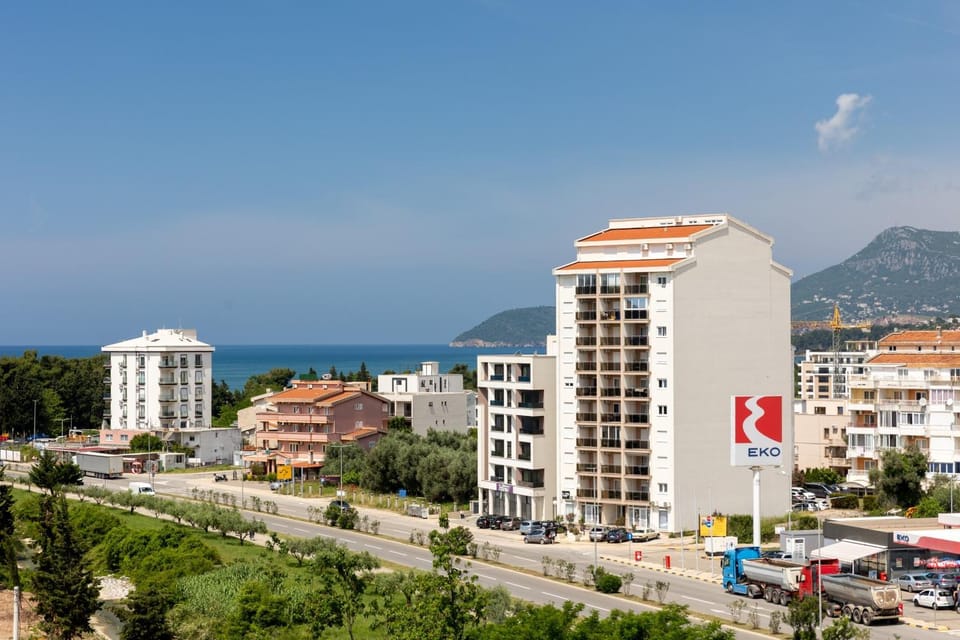 Property building, Day, Neighbourhood, Natural landscape, Bird's eye view, City view, Mountain view, Sea view, Street view, Location, Parking