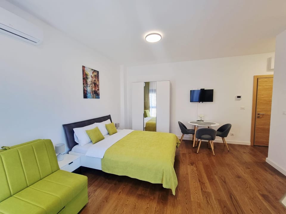 Communal lounge/ TV room, Bed, TV and multimedia, Living room, Photo of the whole room, Seating area, Bedroom