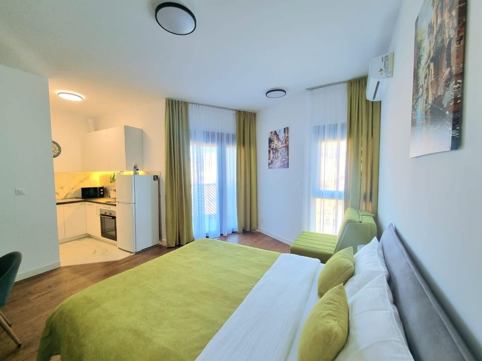 Bed, TV and multimedia, Kitchen or kitchenette, Living room, Photo of the whole room, Seating area, Bedroom, oven, air conditioner