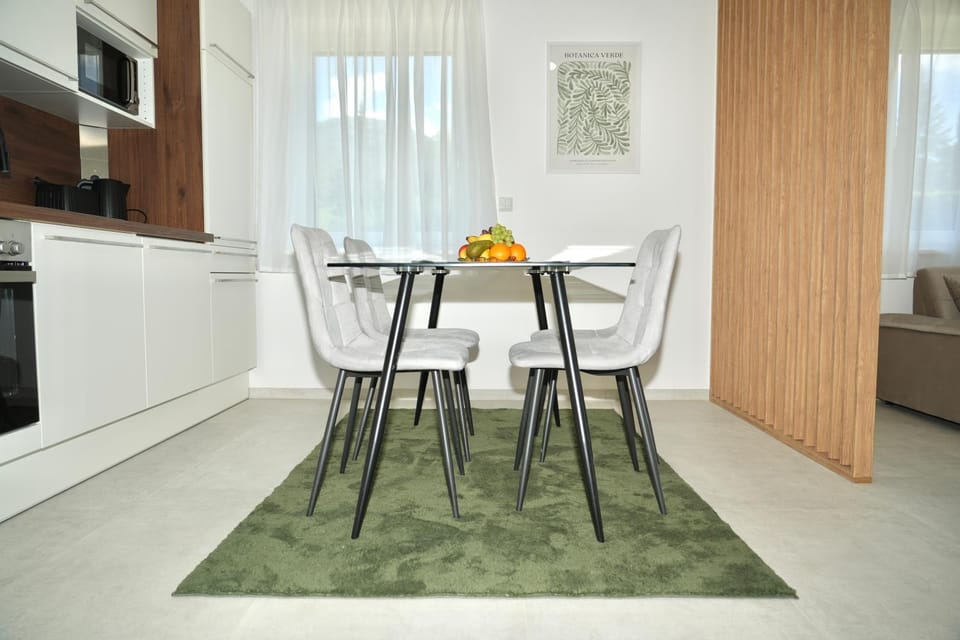 Kitchen or kitchenette, Living room, Seating area, Dining area