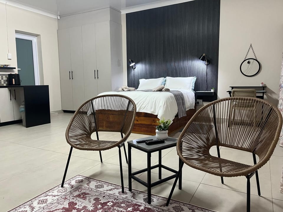 Bed, Living room, Photo of the whole room, Dining area, Bedroom