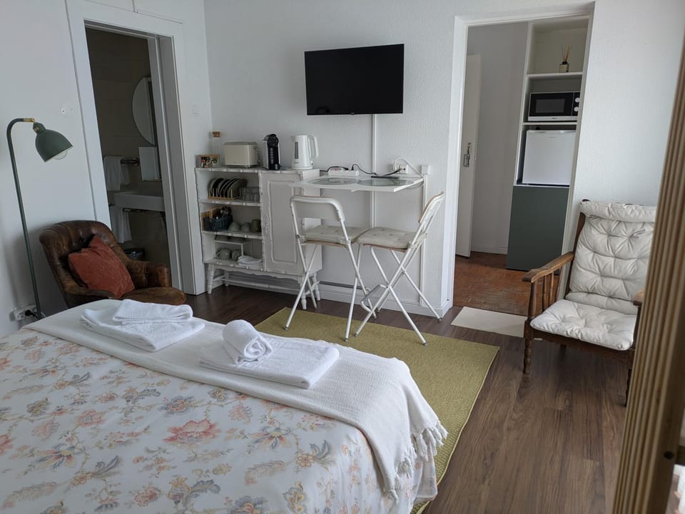 TV and multimedia, Photo of the whole room, Seating area, Bedroom