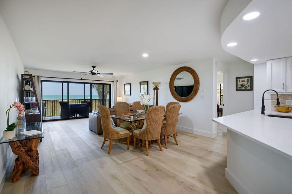 Bandy Beach E101 - Beachfront 3BR Townhome House in Sanibel Island