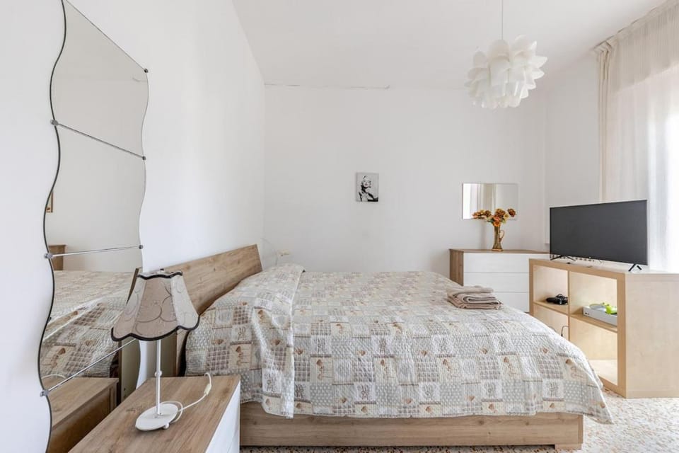 Bed, TV and multimedia, Evening entertainment, Bedroom