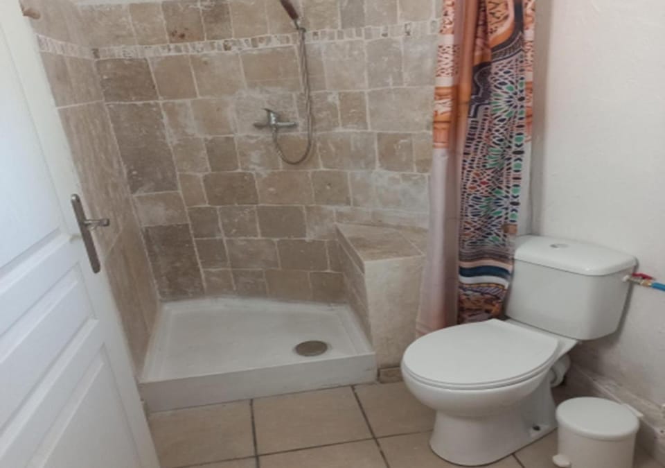 Shower, Toilet, Internal: Not applicable to any particular room