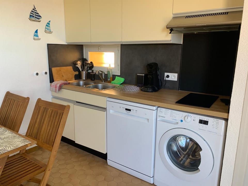 Kitchen or kitchenette, Dining area, dishwasher, stove, washing machine
