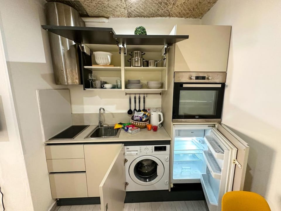 Kitchen or kitchenette, stove, washing machine