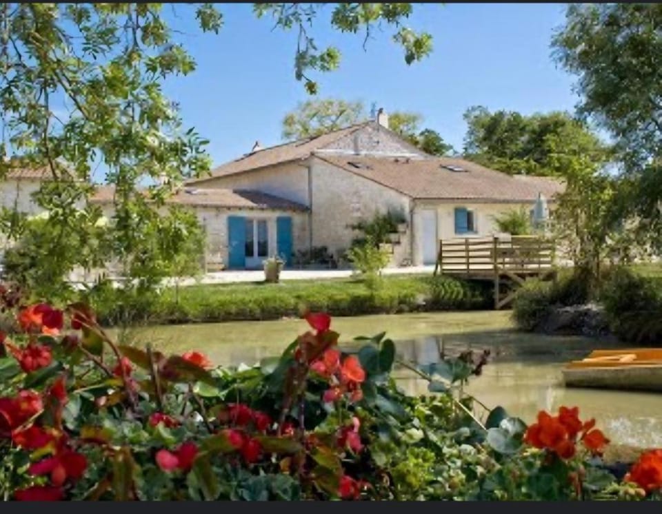 Gite Rive Charente Le Bateau House in Nouvelle-Aquitaine