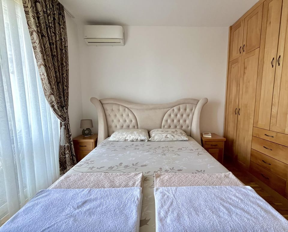 Bed, Bedroom, wardrobe, air conditioner