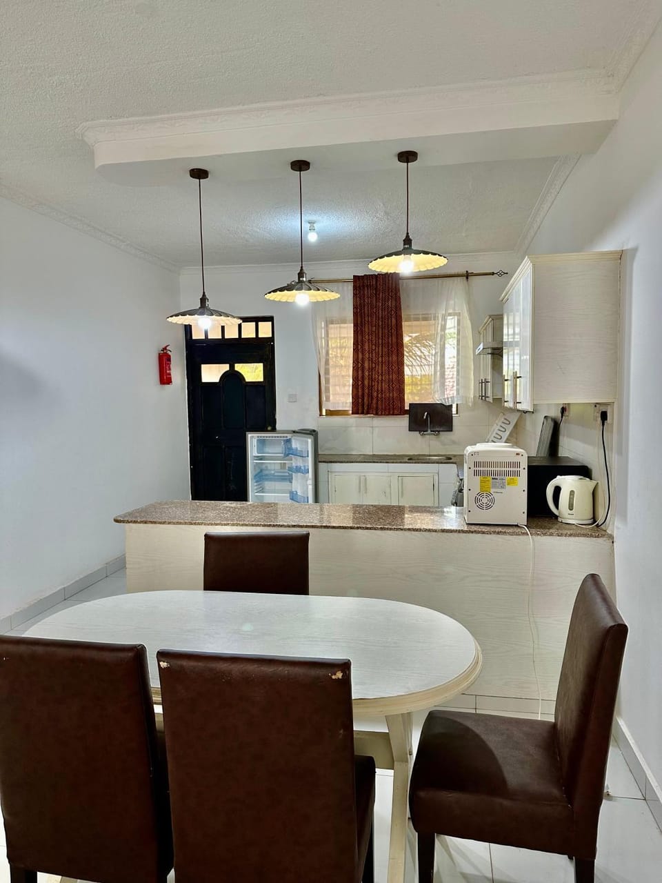 Kitchen or kitchenette, Dining area