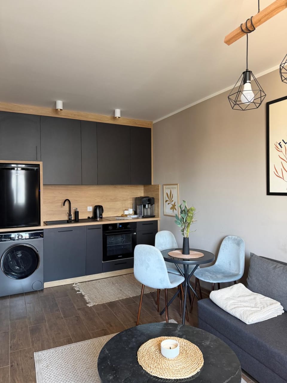 Kitchen or kitchenette, Dining area, oven