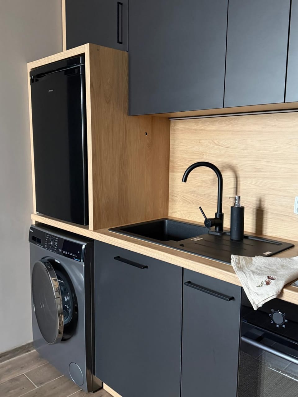 Kitchen or kitchenette, washing machine