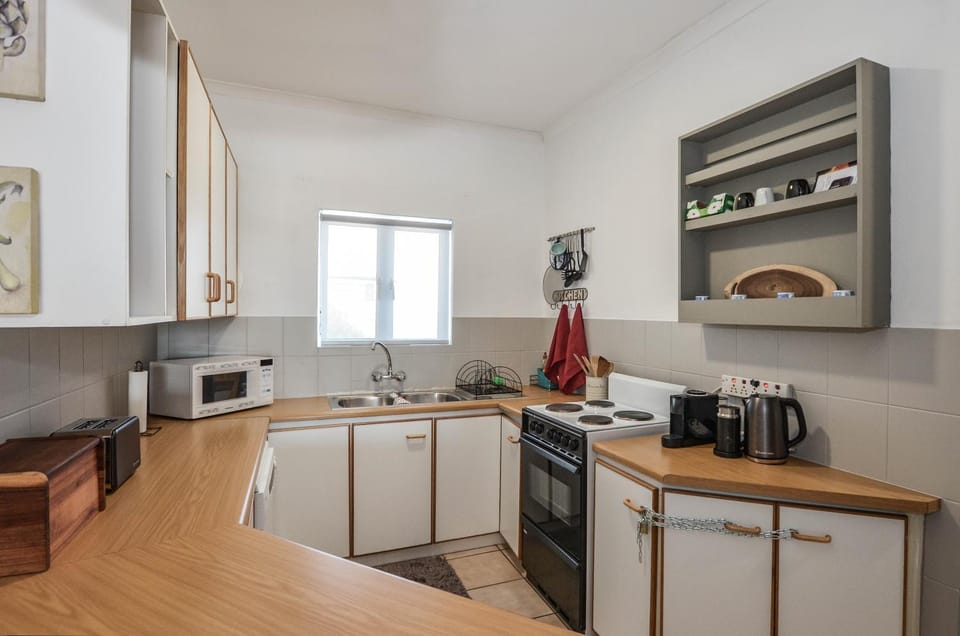 Coffee/tea facilities, Kitchen or kitchenette, dishwasher, oven, toaster