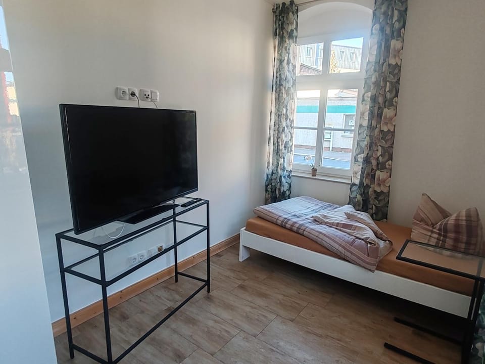 Bed, TV and multimedia, Photo of the whole room, Bedroom