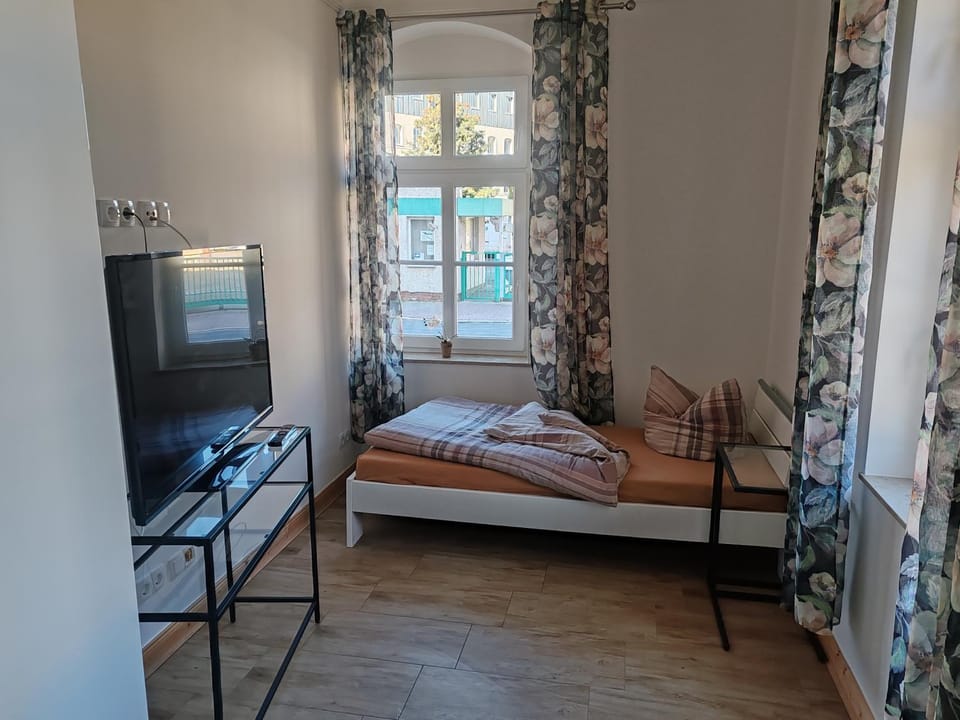 Bed, TV and multimedia, Photo of the whole room, Bedroom