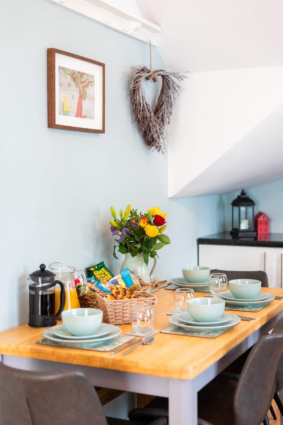 Kitchen or kitchenette, Dining area