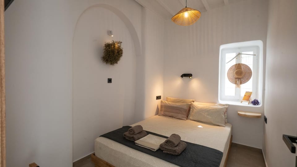 Bed, Bedroom, towels, air conditioner