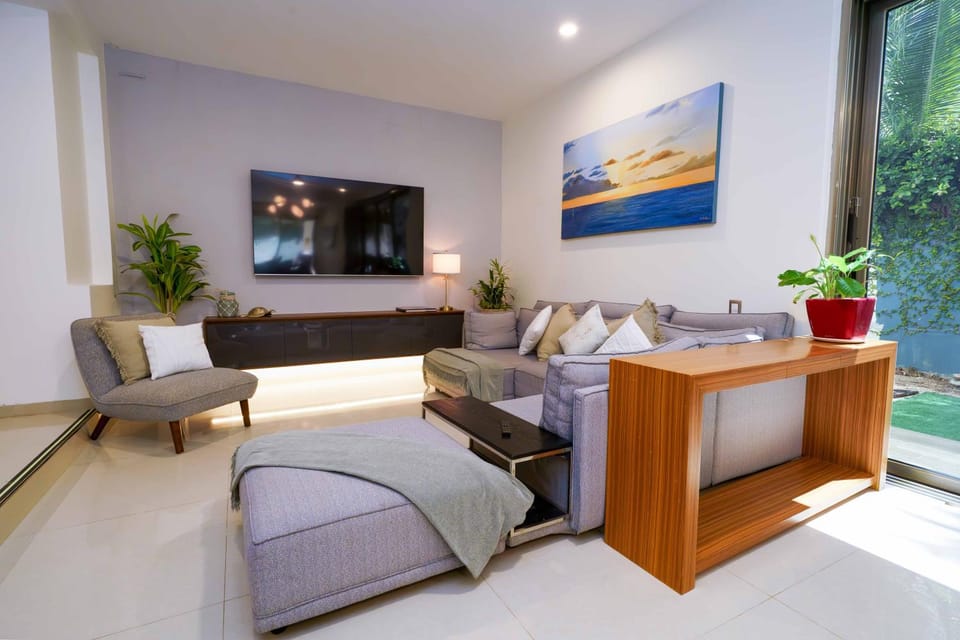 TV and multimedia, Living room, Seating area, Garden view